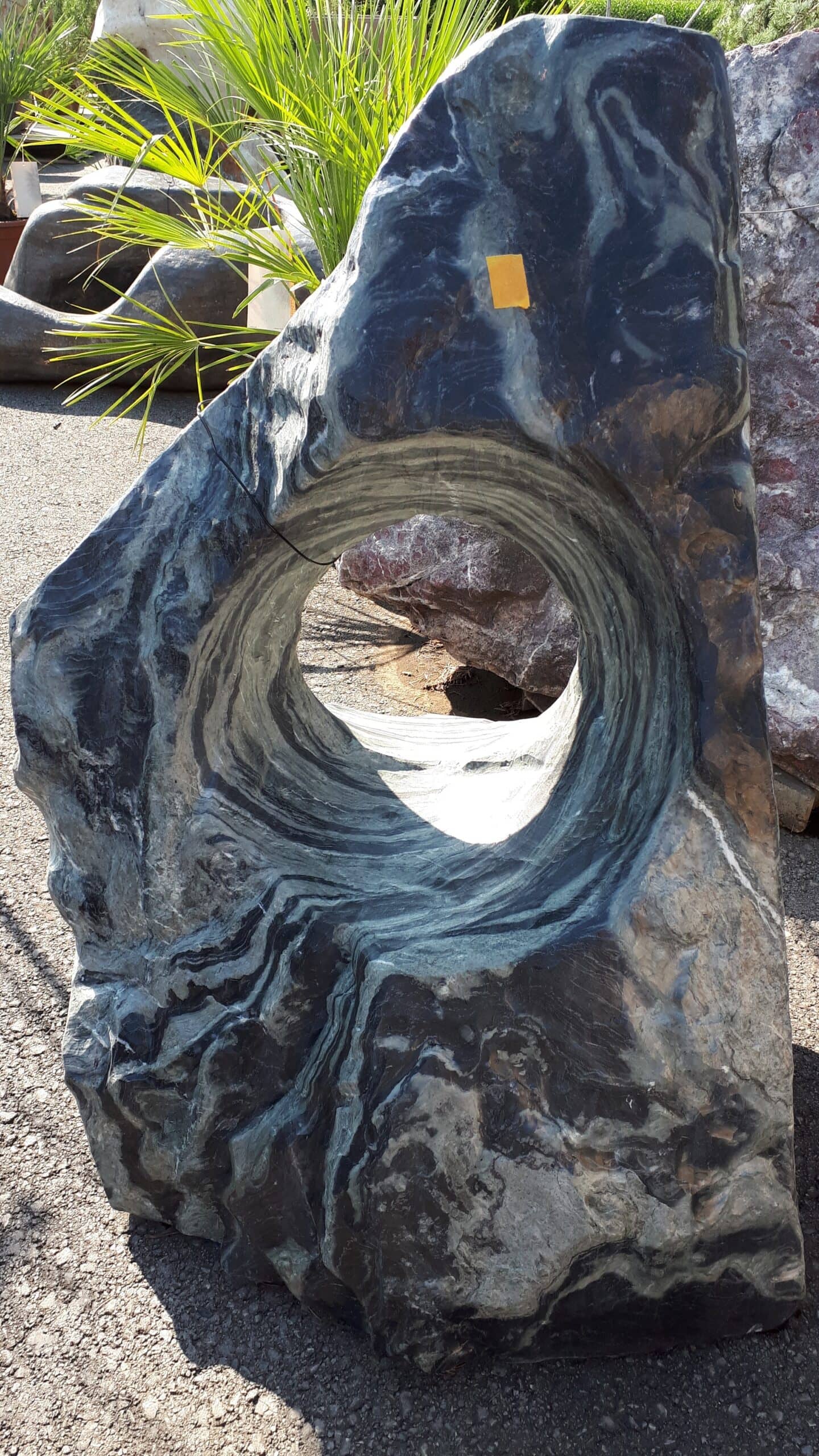 Naturstein schwarzgrün mit Loch Art.13307 Gartencenter
